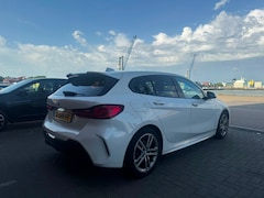BMW 1-serie - 118i High Executive - AUTOMAAT - NEW APK - DODEHOEK DETECTIE - CARPLAY