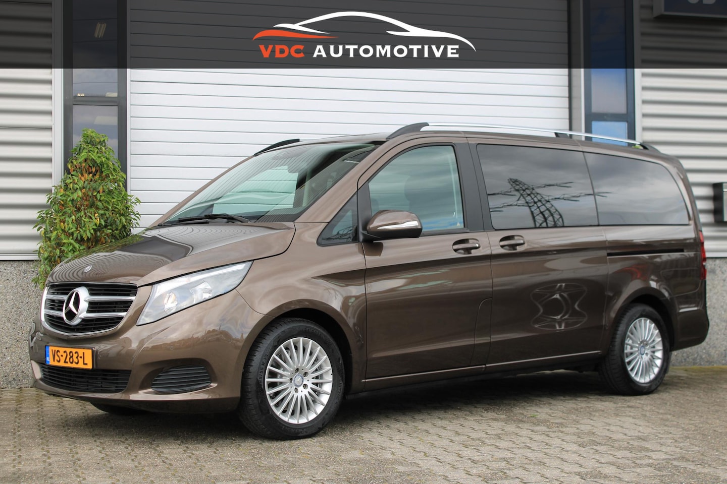 Mercedes-Benz V-klasse - 220d Lang DC Trekhaak | Dealer Onderhouden | Stoelverwarming | Camera | Dodehoekassistent - AutoWereld.nl