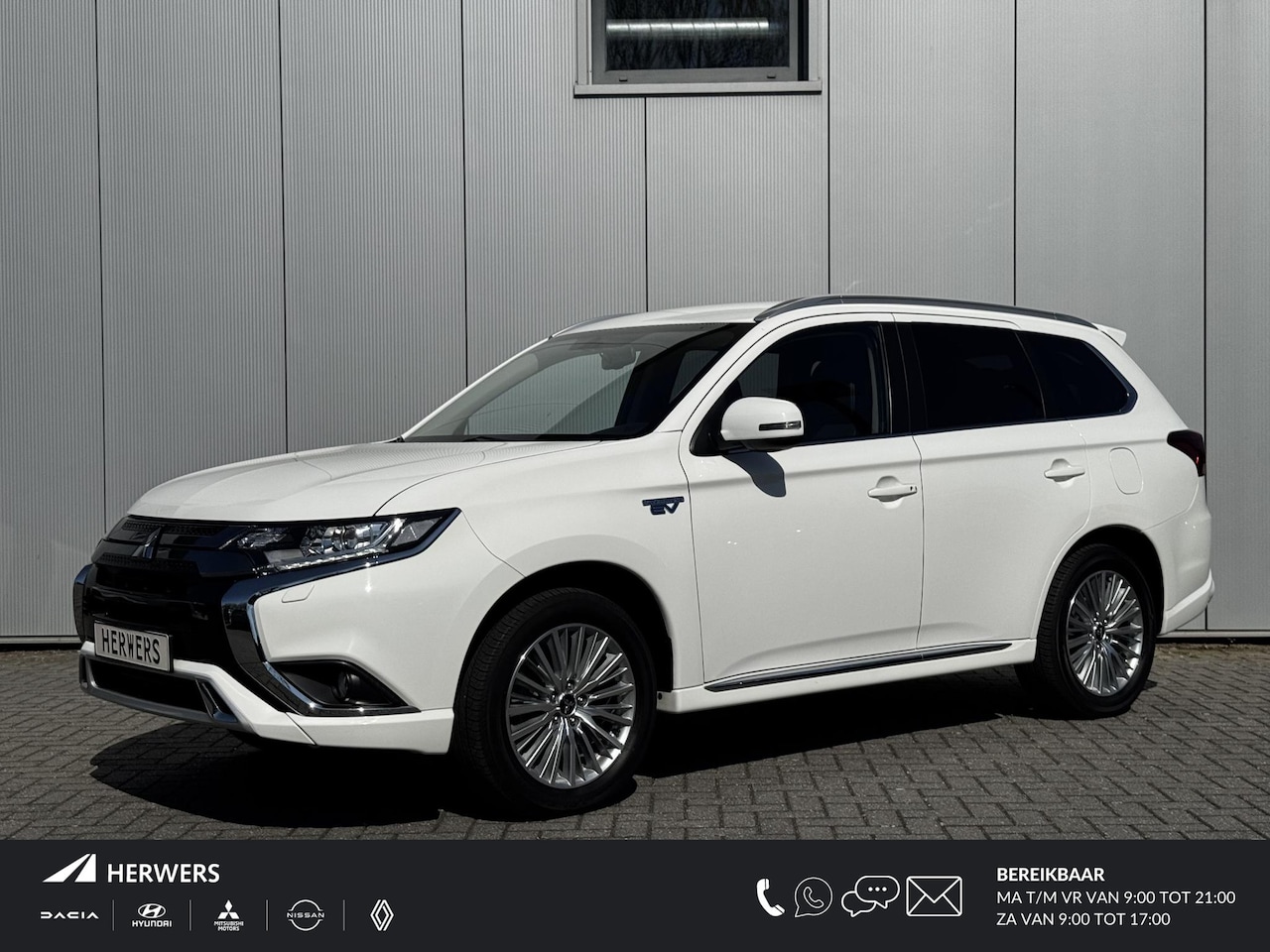 Mitsubishi Outlander - 2.4 PHEV Intense+ / Trekhaak Afneembaar / Trekgewicht 1.500 KG / Stoelverwarming / Achteru - AutoWereld.nl