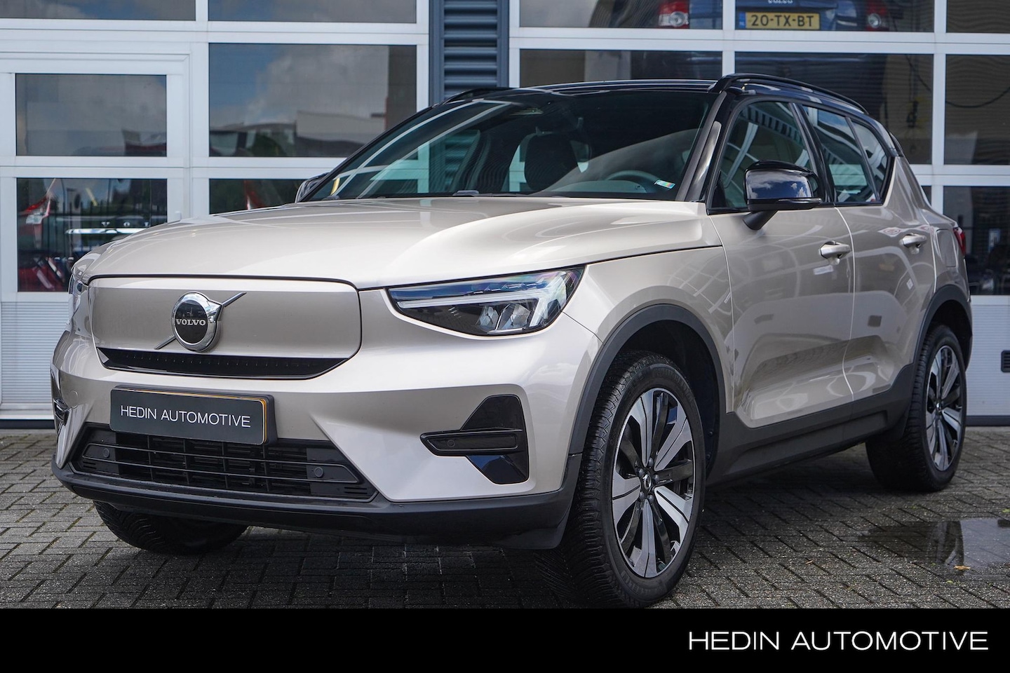 Volvo XC40 - Recharge Core 70 kWh | All-Season Banden | Parkeercamera | Adaptive Cruisecontrol | Parkee - AutoWereld.nl