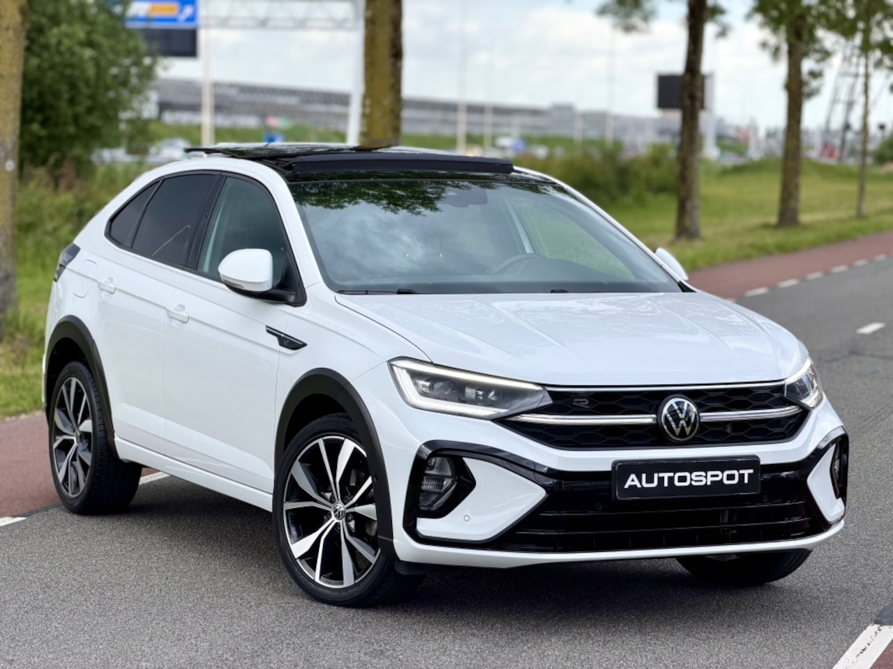 Volkswagen Taigo - 1.0 TSI R-Line DSG Pano IQ Light ACC Virtual Camera - AutoWereld.nl