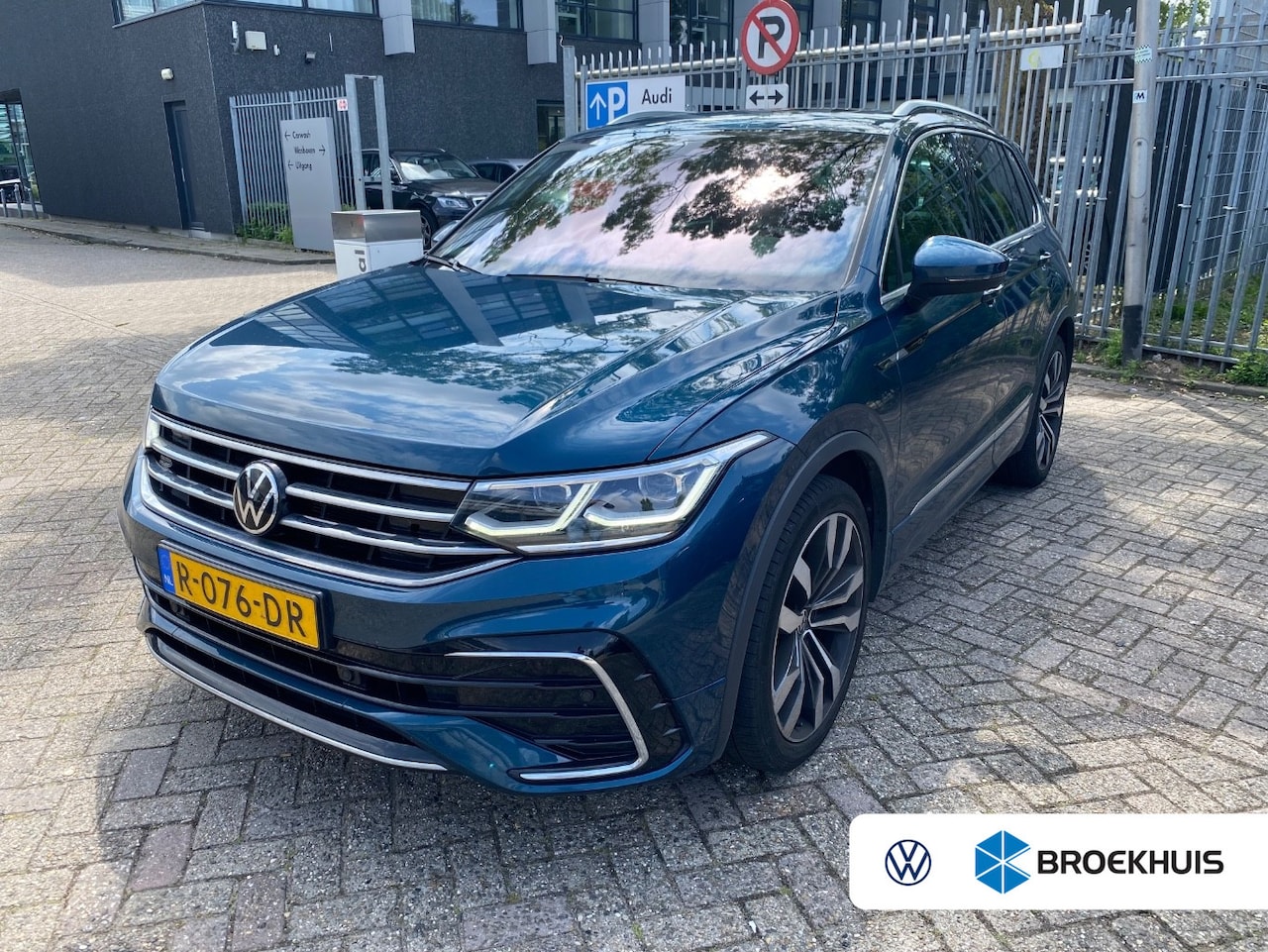 Volkswagen Tiguan - 1.5 TSI 150PK R-Line Business+ DSG-7 | PANORAMA DAK | APP. CONNECT | CAMERA | NAVIGATIE | - AutoWereld.nl