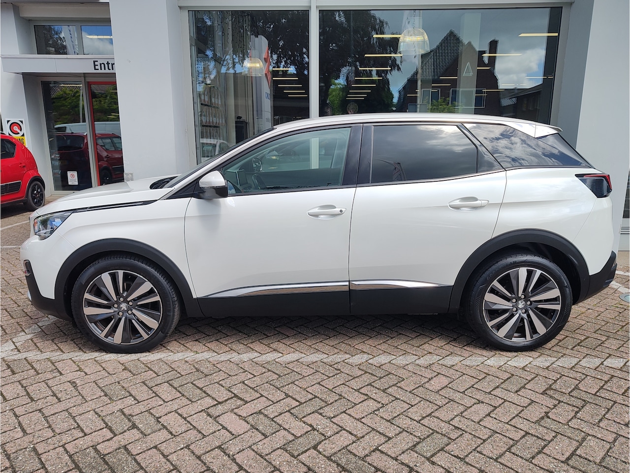 Peugeot 3008 - 1.2 PURETECH ALLURE met NW. DISTRIBUTIE | Elek. klep | Keyless - AutoWereld.nl