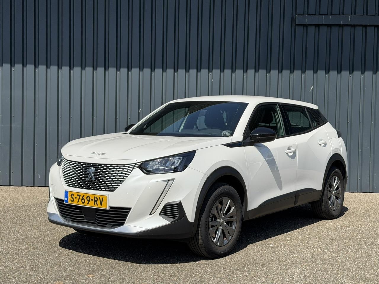 Peugeot e-2008 - EV Active Pack 50 kWh Apple Carplay | Android Auto | Parkeersensoren | Cruise Control | Cl - AutoWereld.nl