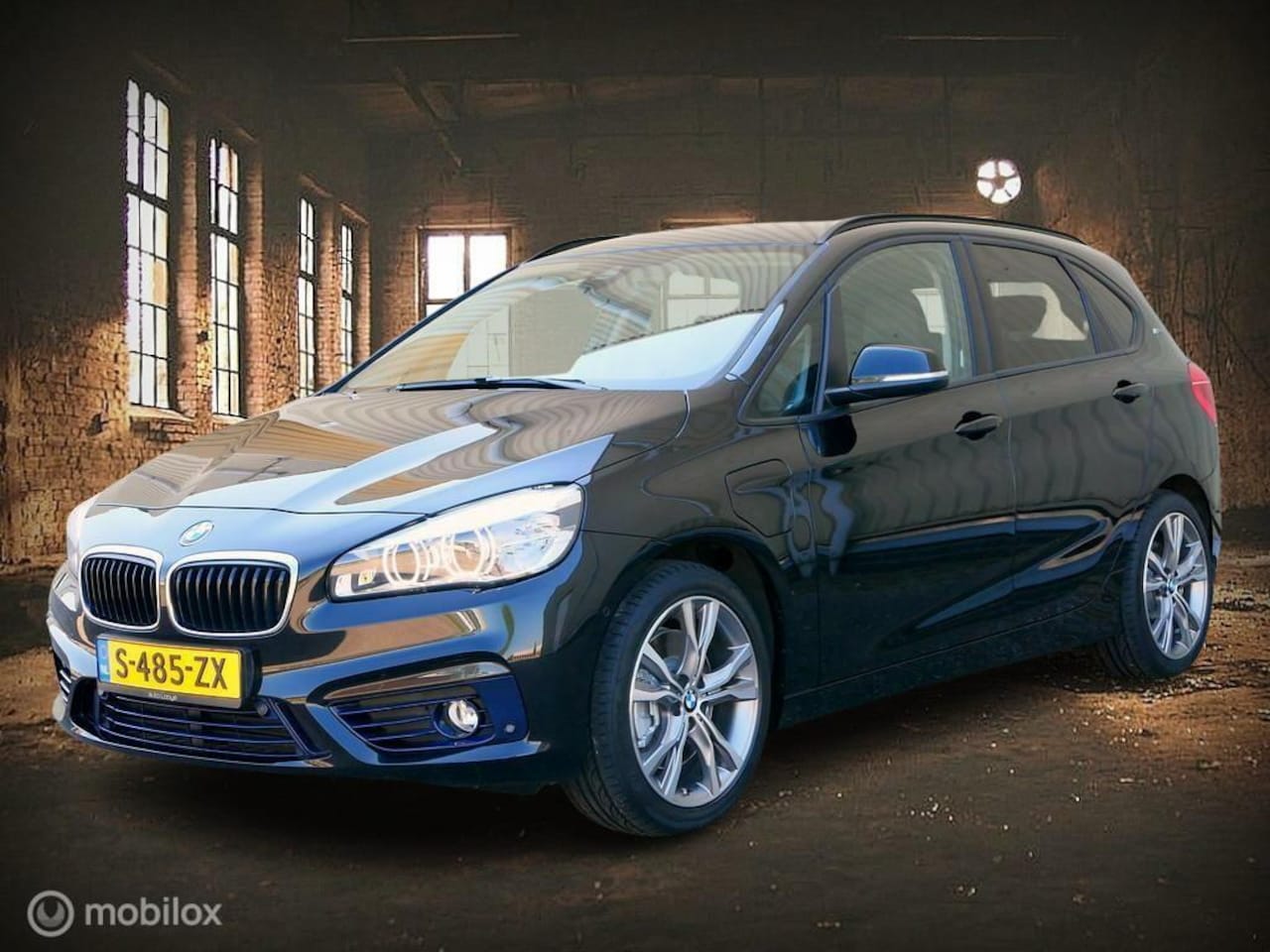 BMW 2-serie Active Tourer - 225XE Sport Line - leer - LED - 18 inch - AutoWereld.nl
