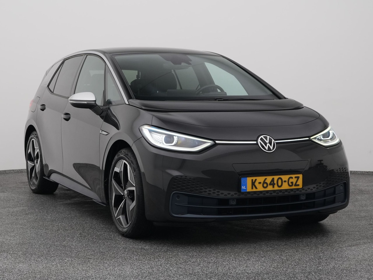 Volkswagen ID.3 - First Plus 58 kWh | CAMERA | ADAPTIVE | STOEL- EN STUURVERW. - AutoWereld.nl