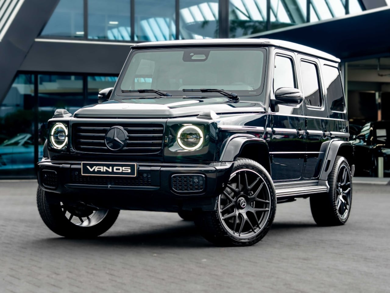 Mercedes-Benz G-klasse - G 580 AMG Line | Smaragd groen | Bi-Color | Burmester - AutoWereld.nl