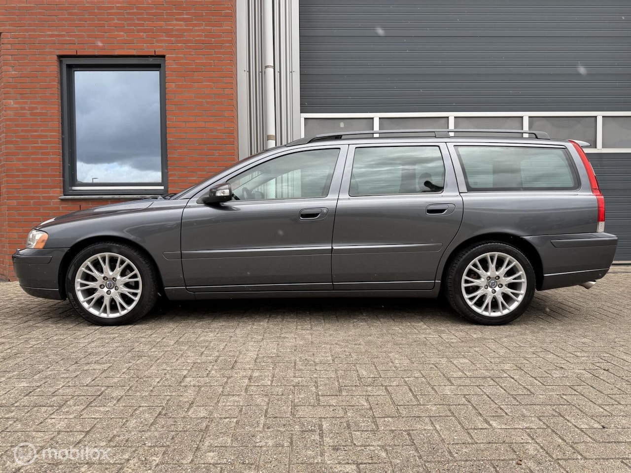 Volvo V70 - 2.5T Aut. Edition Sport - dealer o.h. - schuifdak - AutoWereld.nl