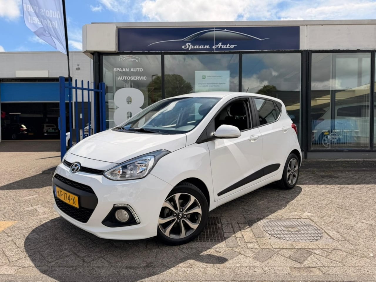 Hyundai i10 - 1.2i AUTOMAAT | STOELVERW. | CLIMATE CONTROL | STUURVERW. - AutoWereld.nl