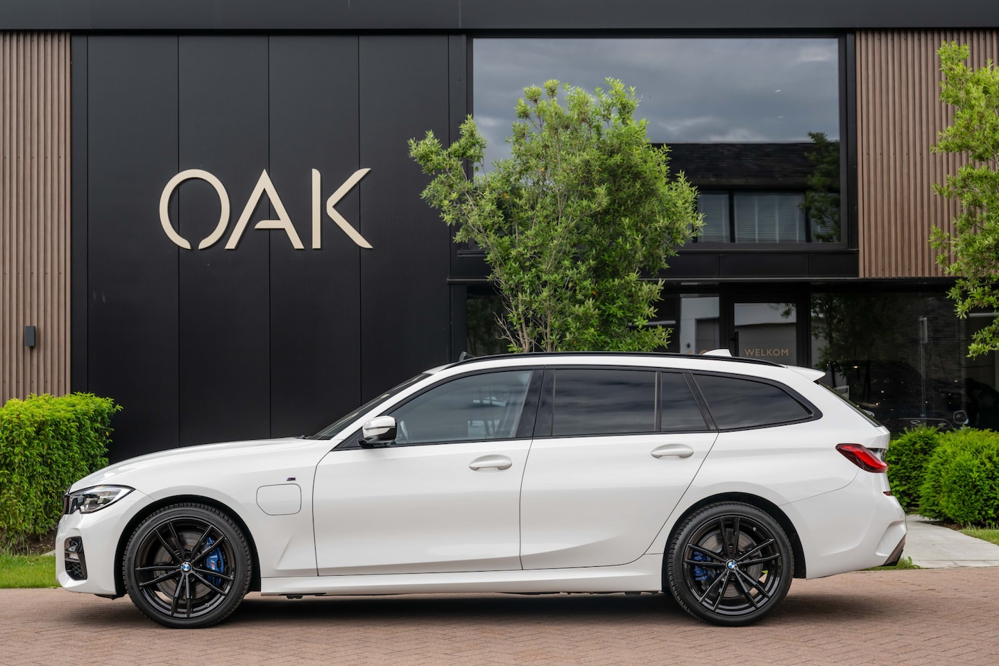 BMW 3-serie Touring - 330e | M-Sport | Live Cockpit | Panorama | H&K | ACC | Leder/Alcantara | Alpin Wit - AutoWereld.nl