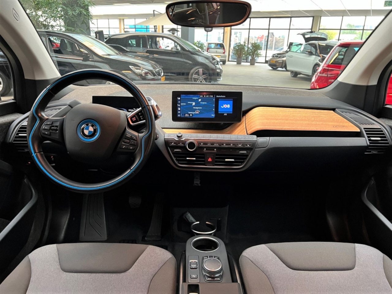 BMW i3 - *For the Oceans* 120Ah 42 kWh //W-pomp/20"Jet-black/Camera/3-fase/Led - AutoWereld.nl