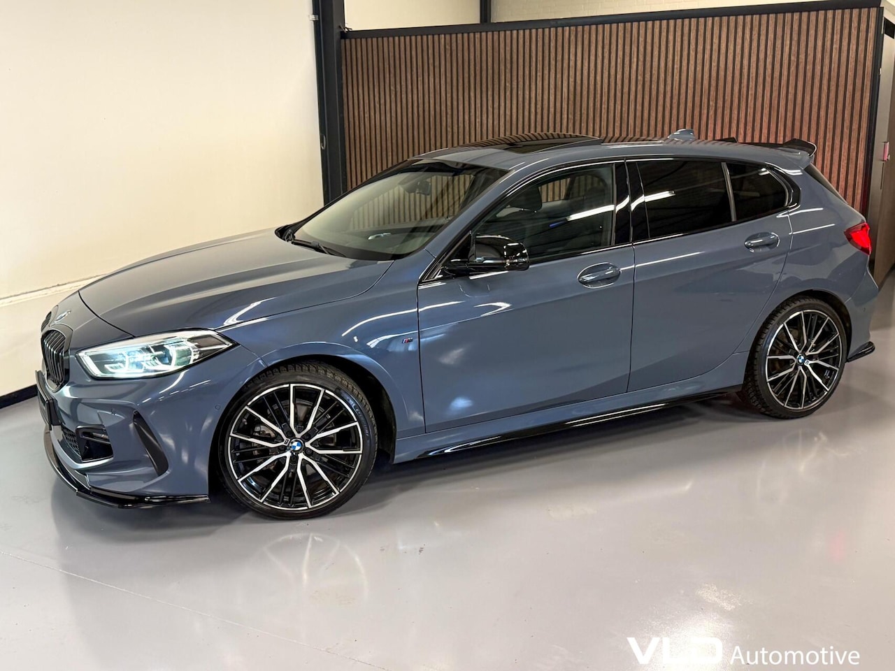 BMW 1-serie - 118i M-Sport Pano Sfeer Cam Carplay Leder 19'' - AutoWereld.nl