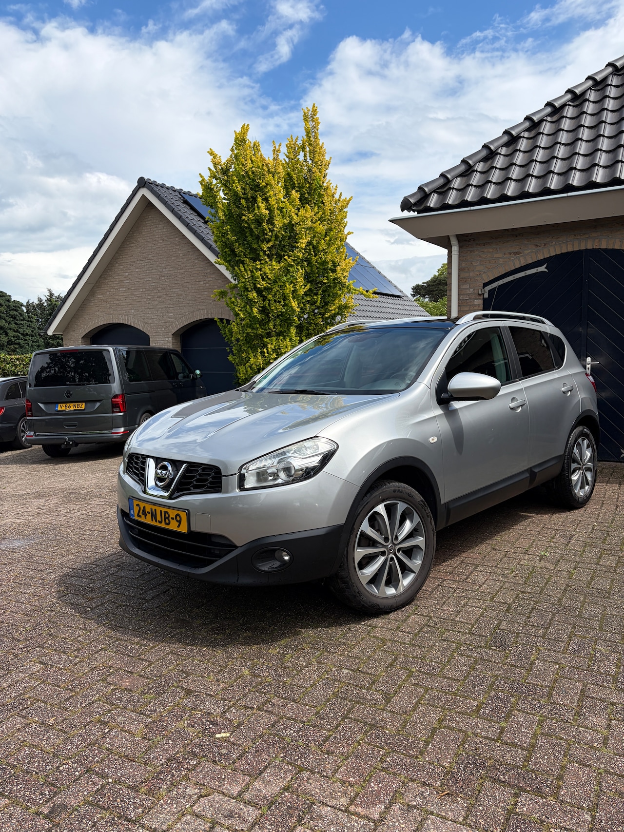 Nissan Qashqai - 1.6 Connect Edition panoramadak, trekhaak, camera - AutoWereld.nl