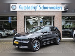 Lynk & Co 01 - 1.5 MY23 6.6KWh ZWARTE-HEMEL ROLHOES MY23 360-CAMERA PANO/SCHUIF INFINITY DAB NAVI CARPLAY