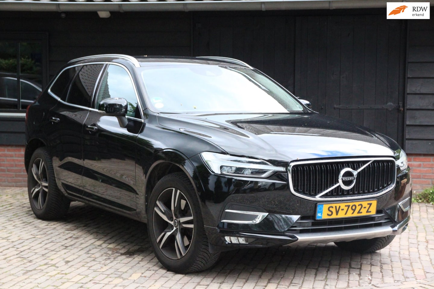 Volvo XC60 - 2.0 D4 AWD Momentum Camera/Parkeersensor v,a/Stoelverwarming/Trekhaak uitklapbaar - AutoWereld.nl