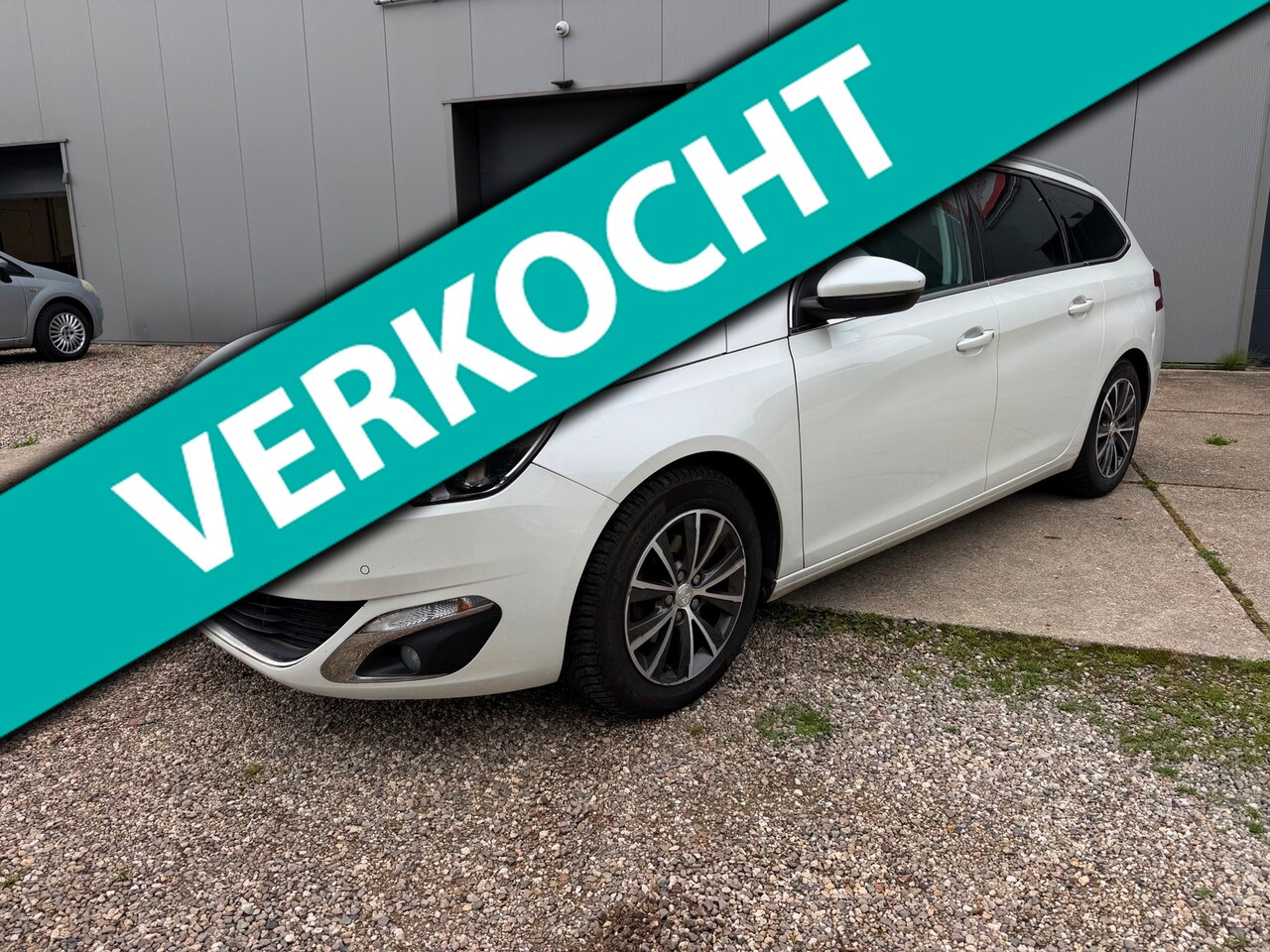 Peugeot 308 SW - 1.2 e-THP Allure met panodak en led - AutoWereld.nl