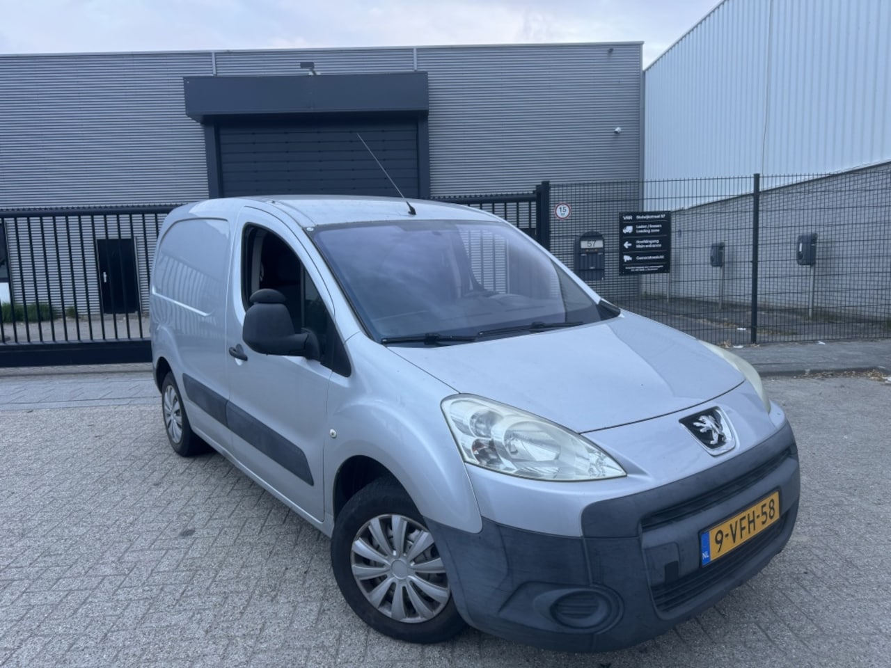 Peugeot Partner - 1.6 HDI L1 Airco Sensor Bluetooth Gesloten - AutoWereld.nl