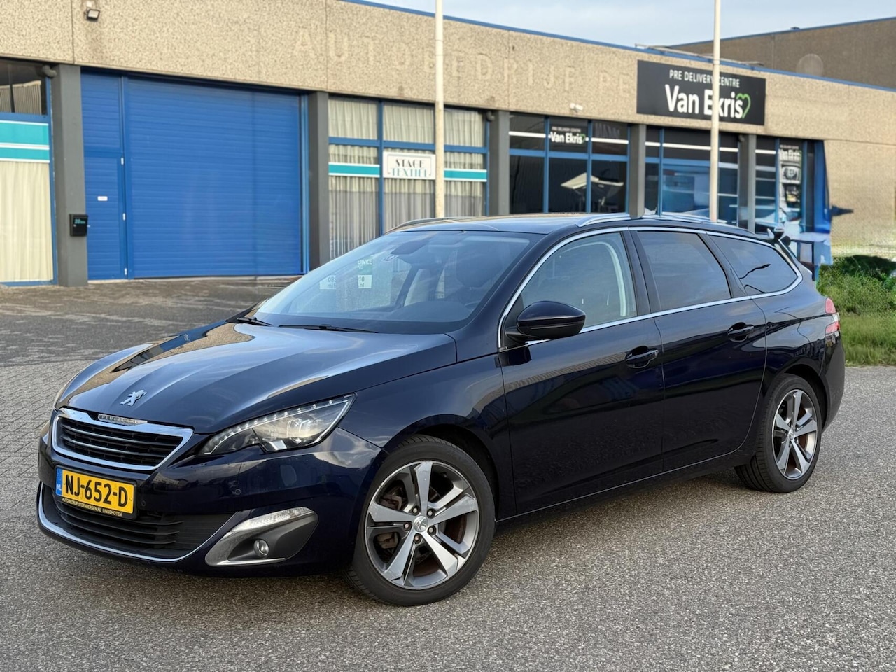 Peugeot 308 SW - 1.2 2017 Automaat Leder Clima Navi Camera - AutoWereld.nl