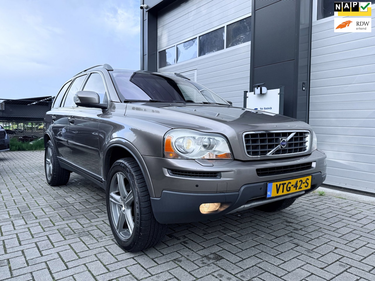 Volvo XC90 - 2.4 D5 Sport AWD - Grijs Kenteken - Trekhaak (2.250 kg) - Achteruitrijcamera - Bruin Leder - AutoWereld.nl