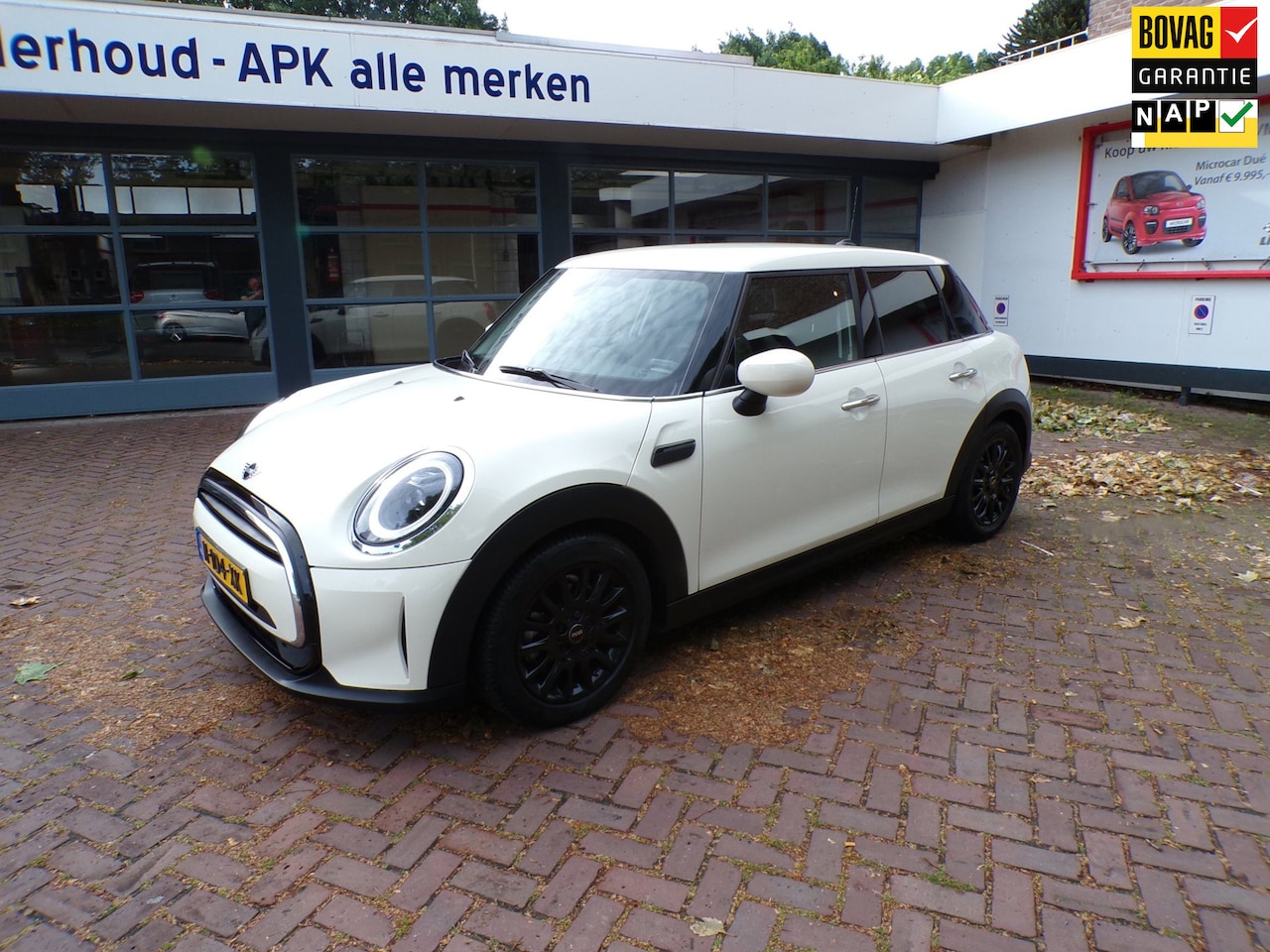 MINI 5-Deurs - 1.5 One Business Edition Navi./Apple Car Play/Airco/16"LMV/Parkeerhulp A/Sportstoelen/LED - AutoWereld.nl