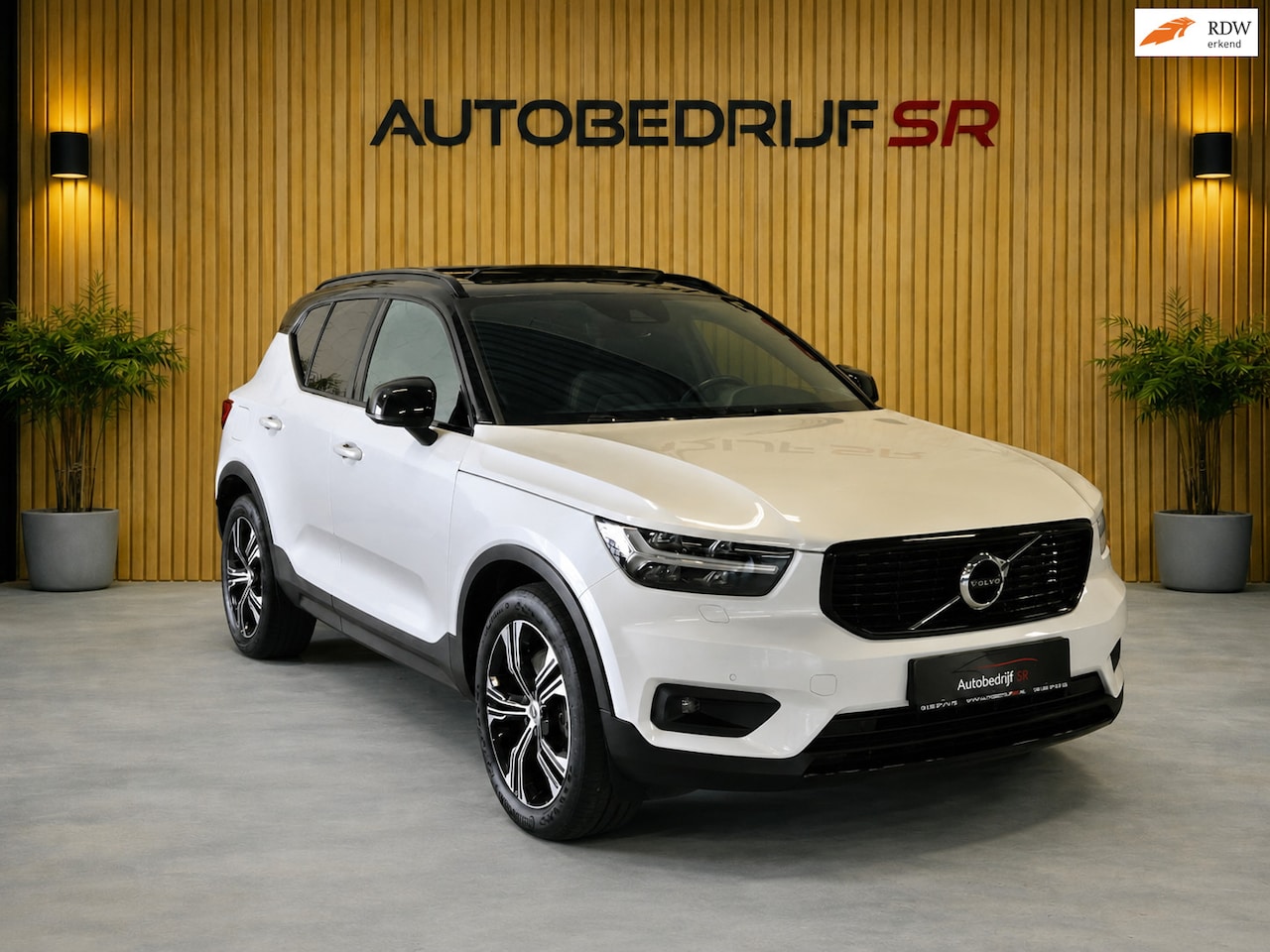 Volvo XC40 - 1.5 T5 Twin Engine R-Design | Panoramadak! | Camera! | HK | Memory | Electrische Kofferbak - AutoWereld.nl