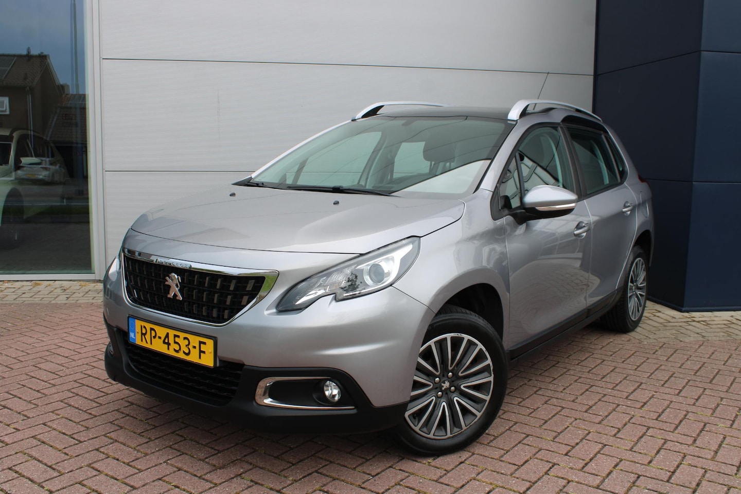Peugeot 2008 - 1.2 PureTech 110pk Blue Lion Airco Navi Carplay Panoramadak Trekhaak Dealer onderhouden - AutoWereld.nl