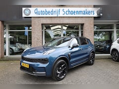 Lynk & Co 01 - 1.5 MY23 FULL BLACKLINE MET ZWARTE-HEMEL ROLHOES 360-CAMERA PANO/SCHUIF INFINITY DAB NAVI