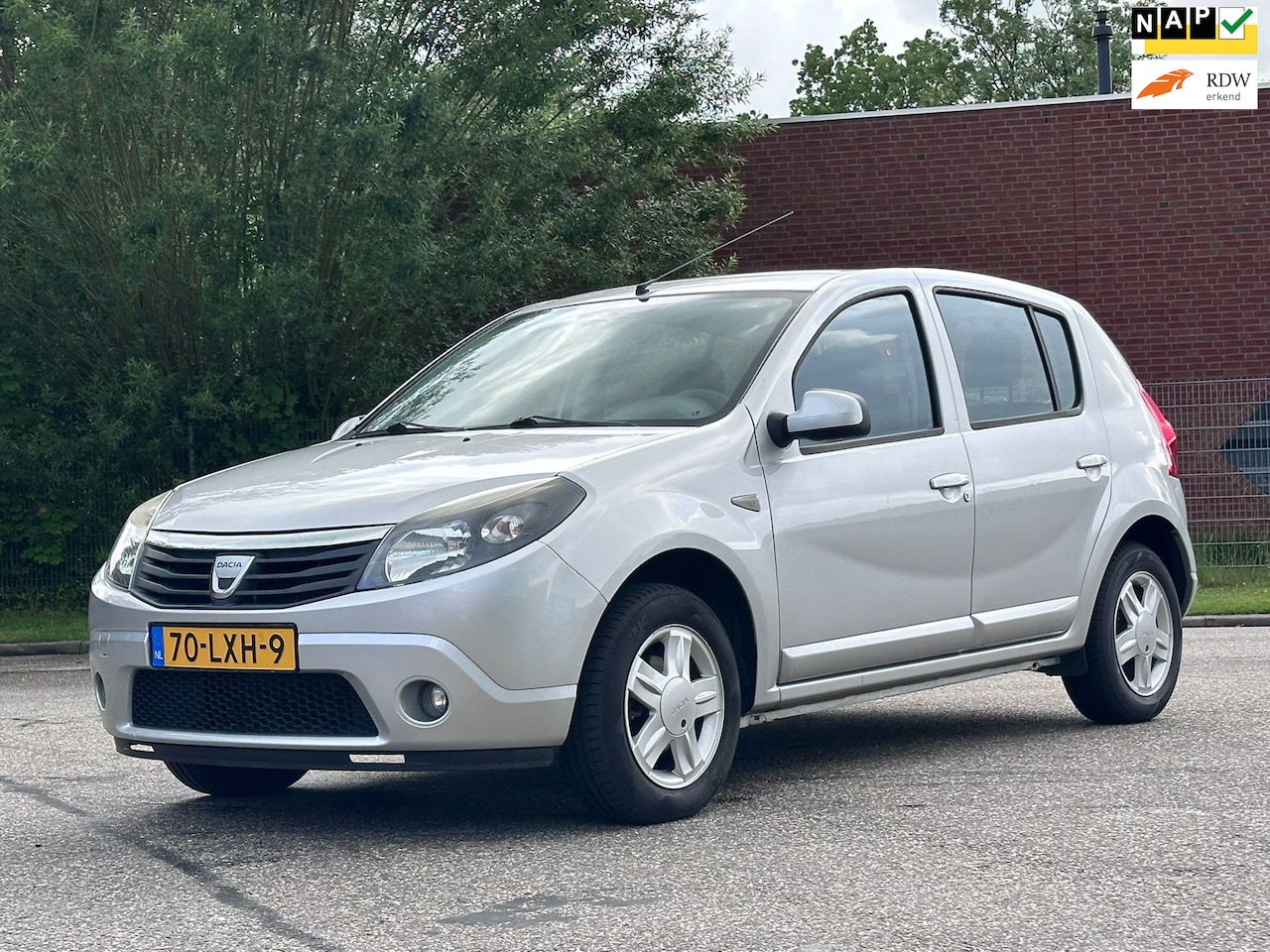 Dacia Sandero - 1.2 Blackline Airco*LM velgen*NAP*Nieuwe APK*2e eigenaar* - AutoWereld.nl