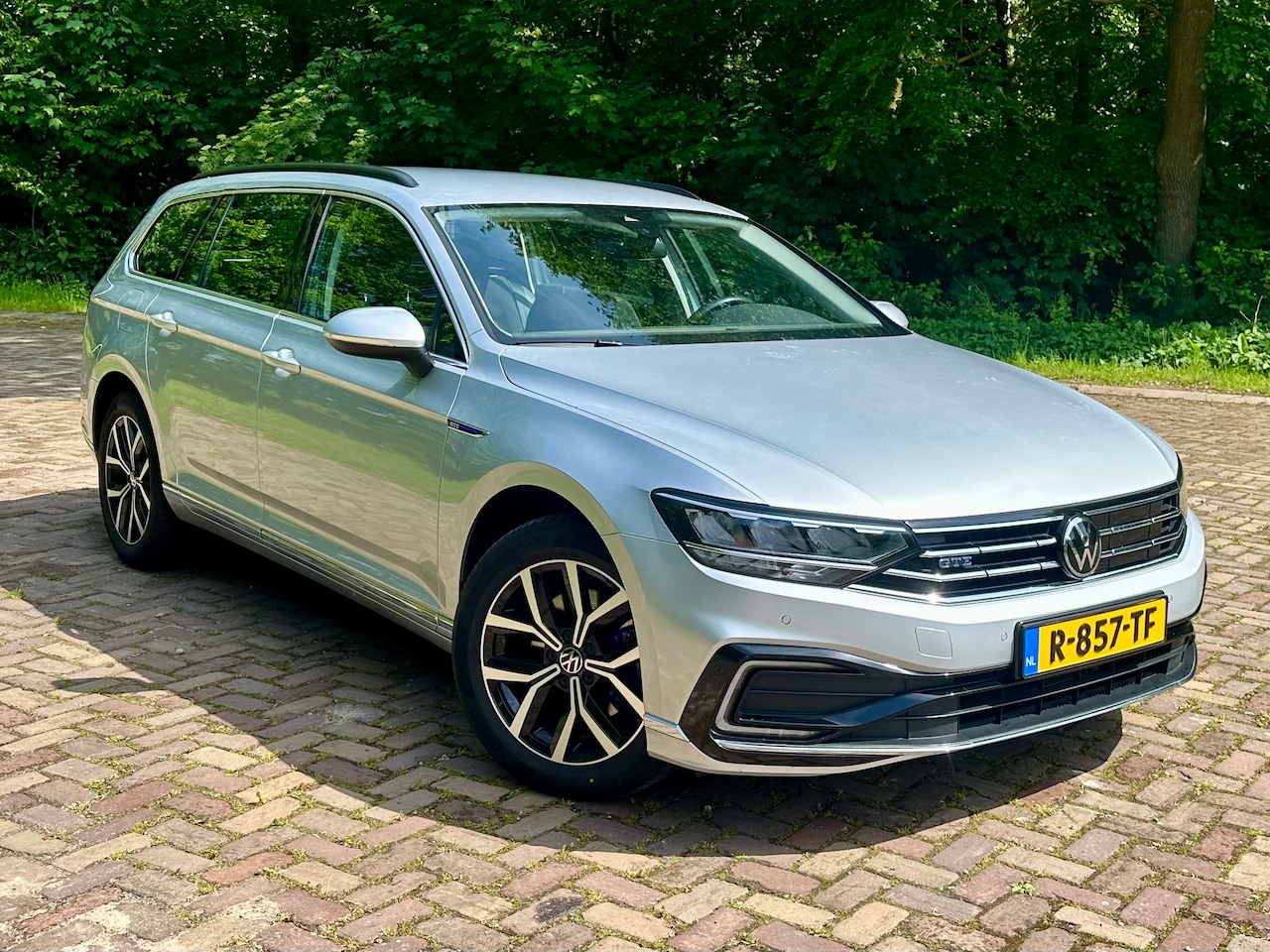 Volkswagen Passat Variant - 1.4 TSI PHEV GTE Business Dealeronderhouden – 2 sets velgen – Zeer nette staat - AutoWereld.nl