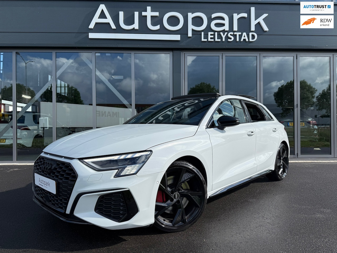 Audi A3 Sportback - 2.0 TFSI S3 quattro Edition One PANO - AutoWereld.nl