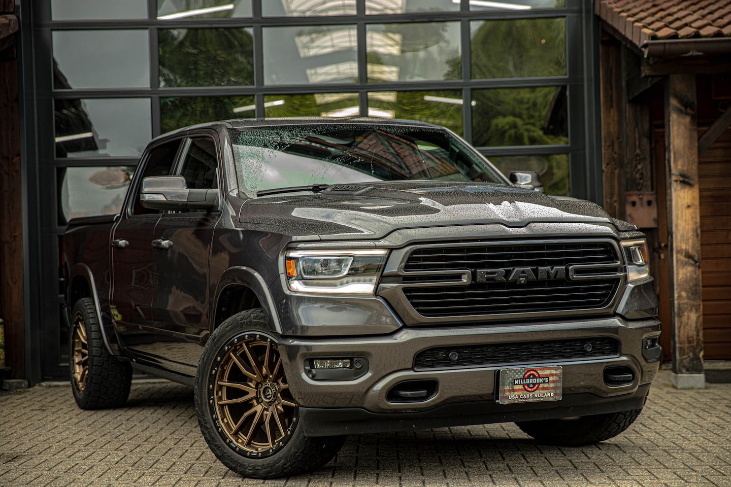 Dodge Ram 1500 - 5.7 V8 4x4 Crew Cab 5'7 Laramie Level 2 | luchtvering | panoramadak | - AutoWereld.nl