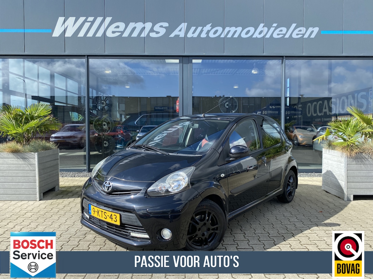 Toyota Aygo - 1.0 VVT-i Navigator. Leder , Stoelverwarming , Airco - AutoWereld.nl