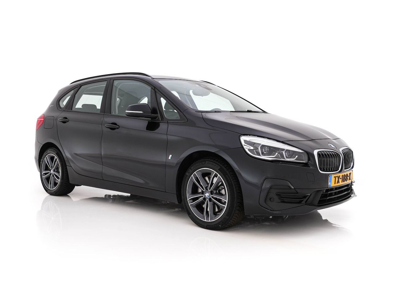 BMW 2-serie Active Tourer - 225xe iPerformance Saphir Edition {SOH-84%} Aut. *LEATHER | HEAD-UP | FULL-LED | HEATED-SP - AutoWereld.nl