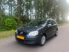 Volkswagen Polo - 1.4-16V Comfortline, 4-deurs, airco, Versnellingsbak hoorbaar