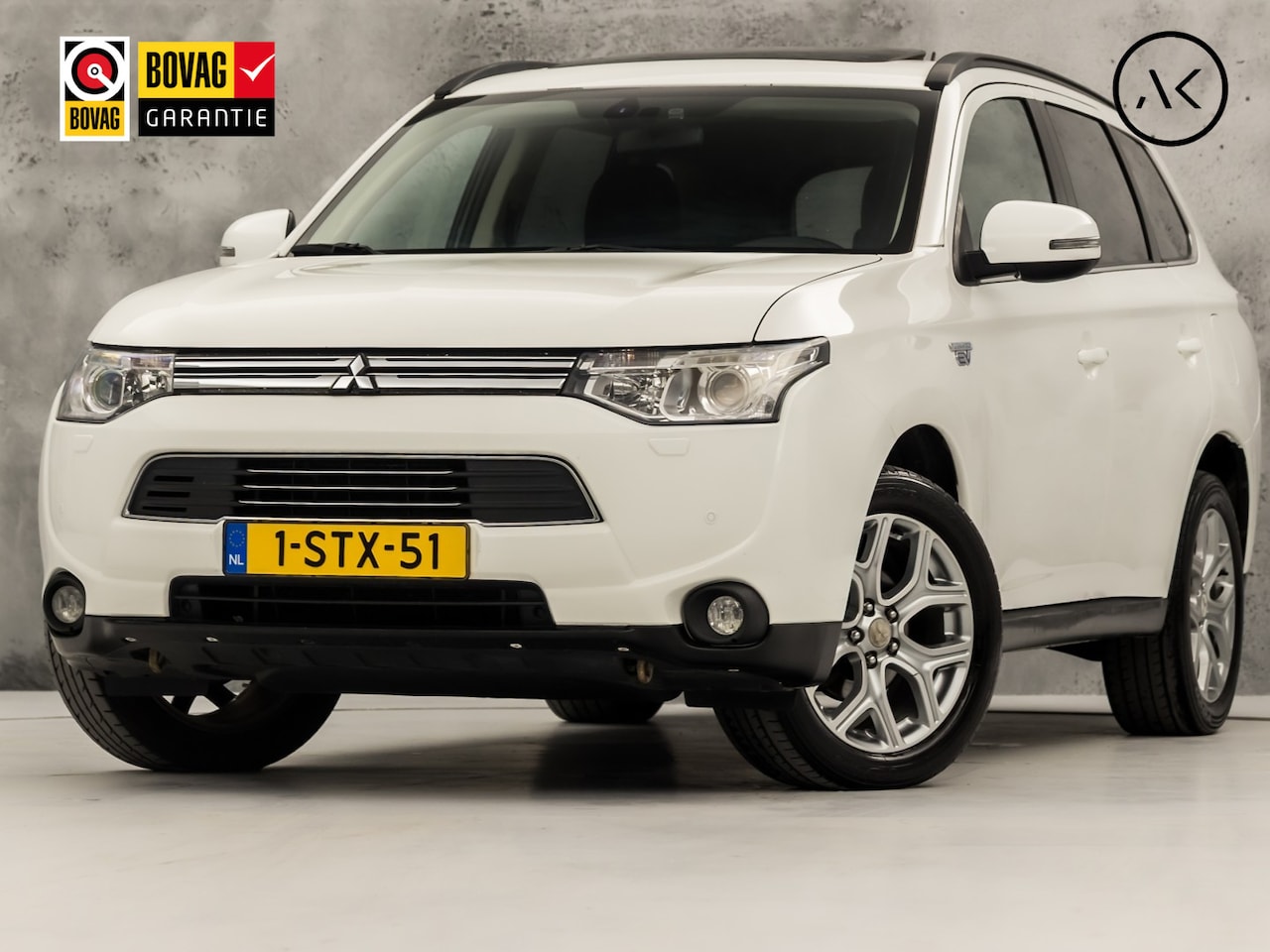 Mitsubishi Outlander - 2.0 PHEV Deluxe 203Pk Automaat (SCHUIFDAK, NAVIGATIE, CAMERA, LEDER, ELEK SPORTSTOELEN, ST - AutoWereld.nl