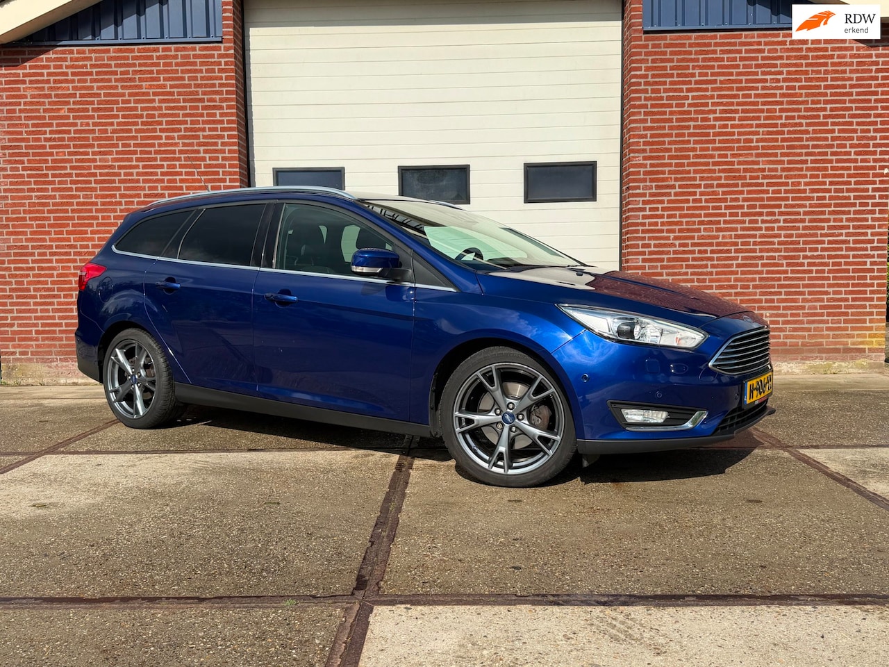 Ford Focus Wagon - 1.5 Titanium Edition Bi Xenon Vol leder 18" ST line Camera - AutoWereld.nl