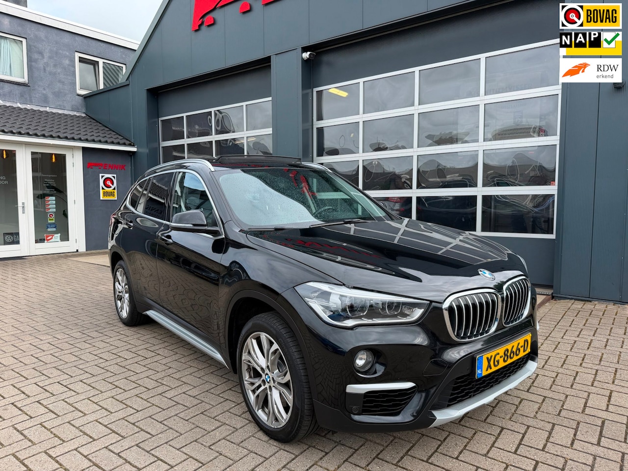 BMW X1 - SDrive20i High Executive / SportLeder / Pano / Head-Up / Harman & Kardon / Trekhaak . - AutoWereld.nl