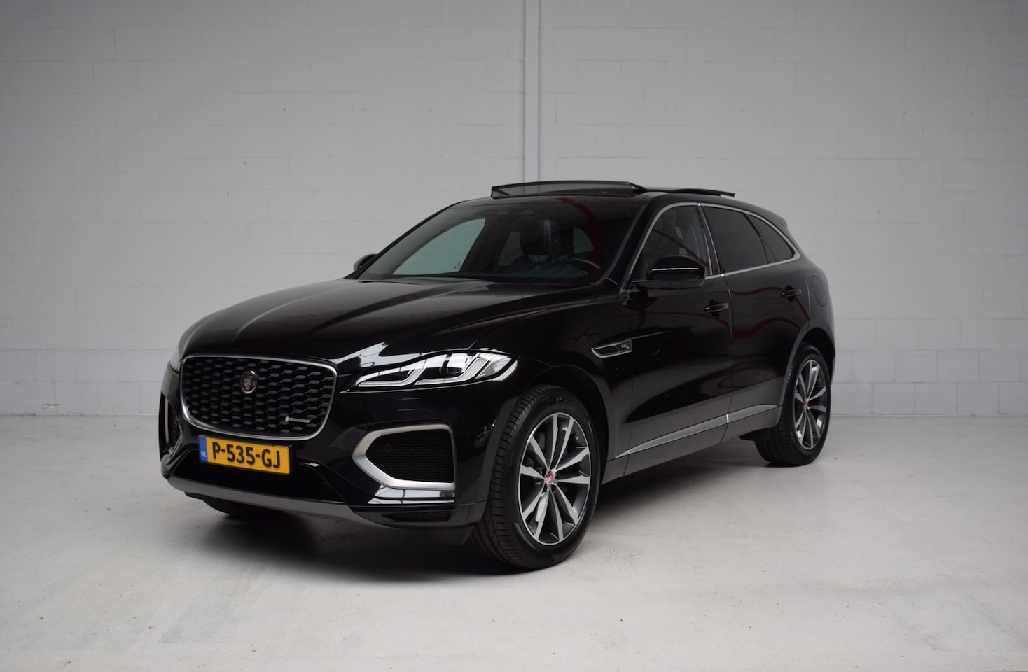 Jaguar F-Pace - 2.0 P400e PHEV Limited Edition R-Dynamic ORG.NED / PANORAMADAK / LEER / CAMERA / DEALER-ON - AutoWereld.nl