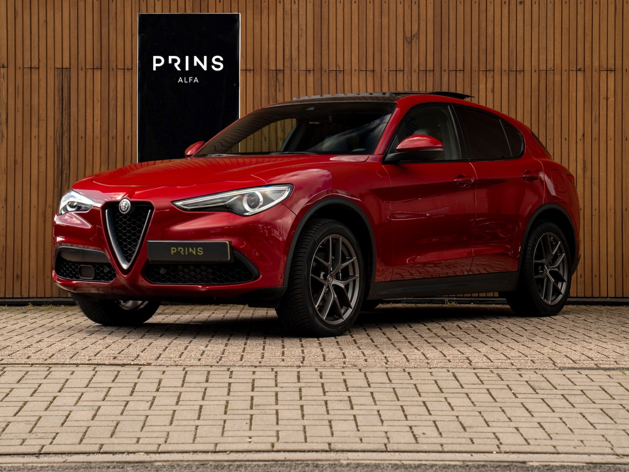Alfa Romeo Stelvio - 2.0 T AWD Super | Veloce stoelen | Panoramadak | Carplay | Rosso Competizione - AutoWereld.nl