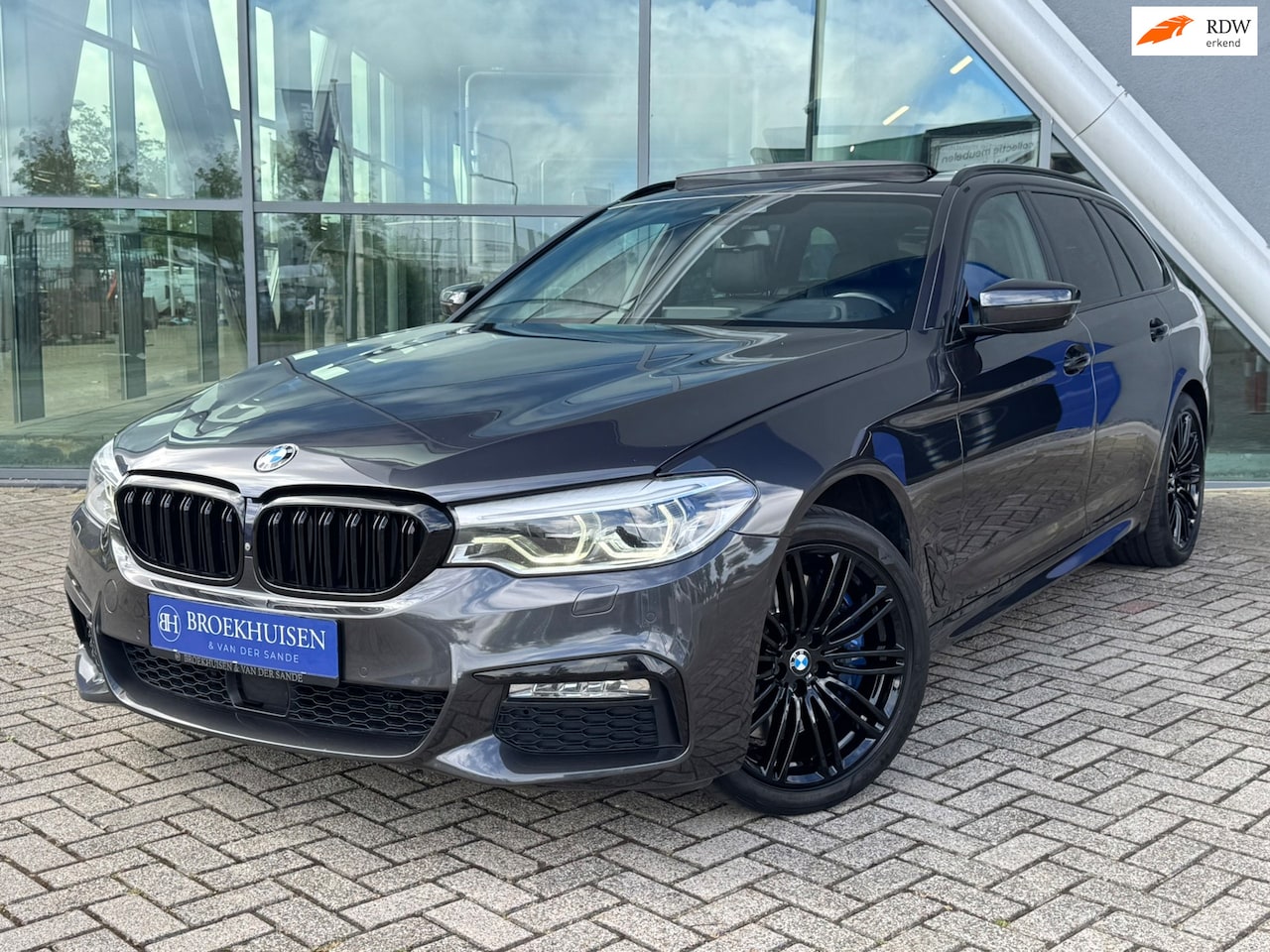BMW 5-serie Touring - 540d xDrive High Executive M-Sport 320pk Panoramadak / Trekhaak / 360 Camera - AutoWereld.nl