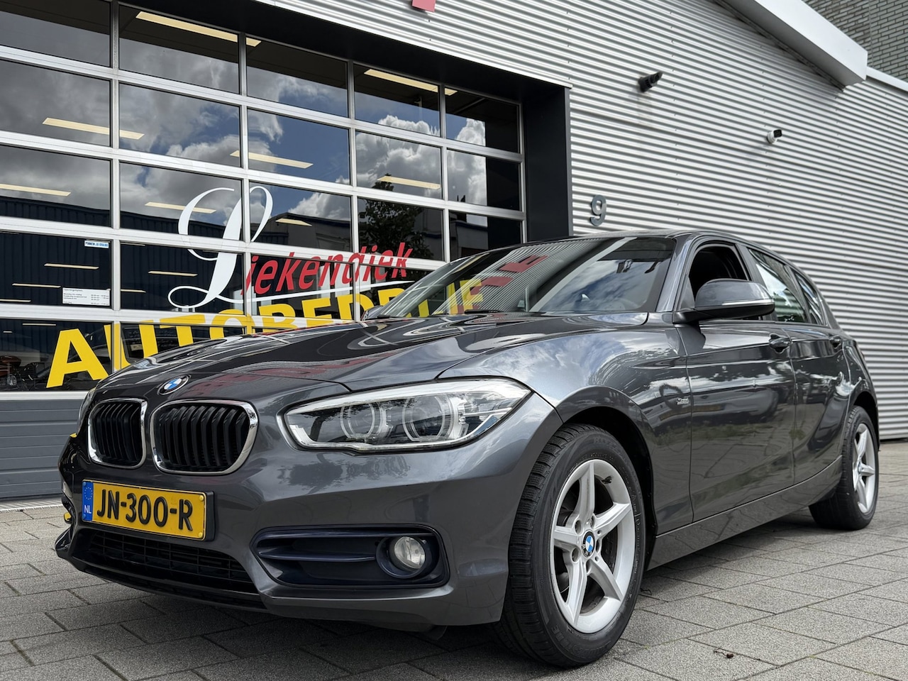 BMW 1-serie - 116i Sport Line - Navigatie I Airco I PDC I LED I Sport pakket I Cruise control I - AutoWereld.nl