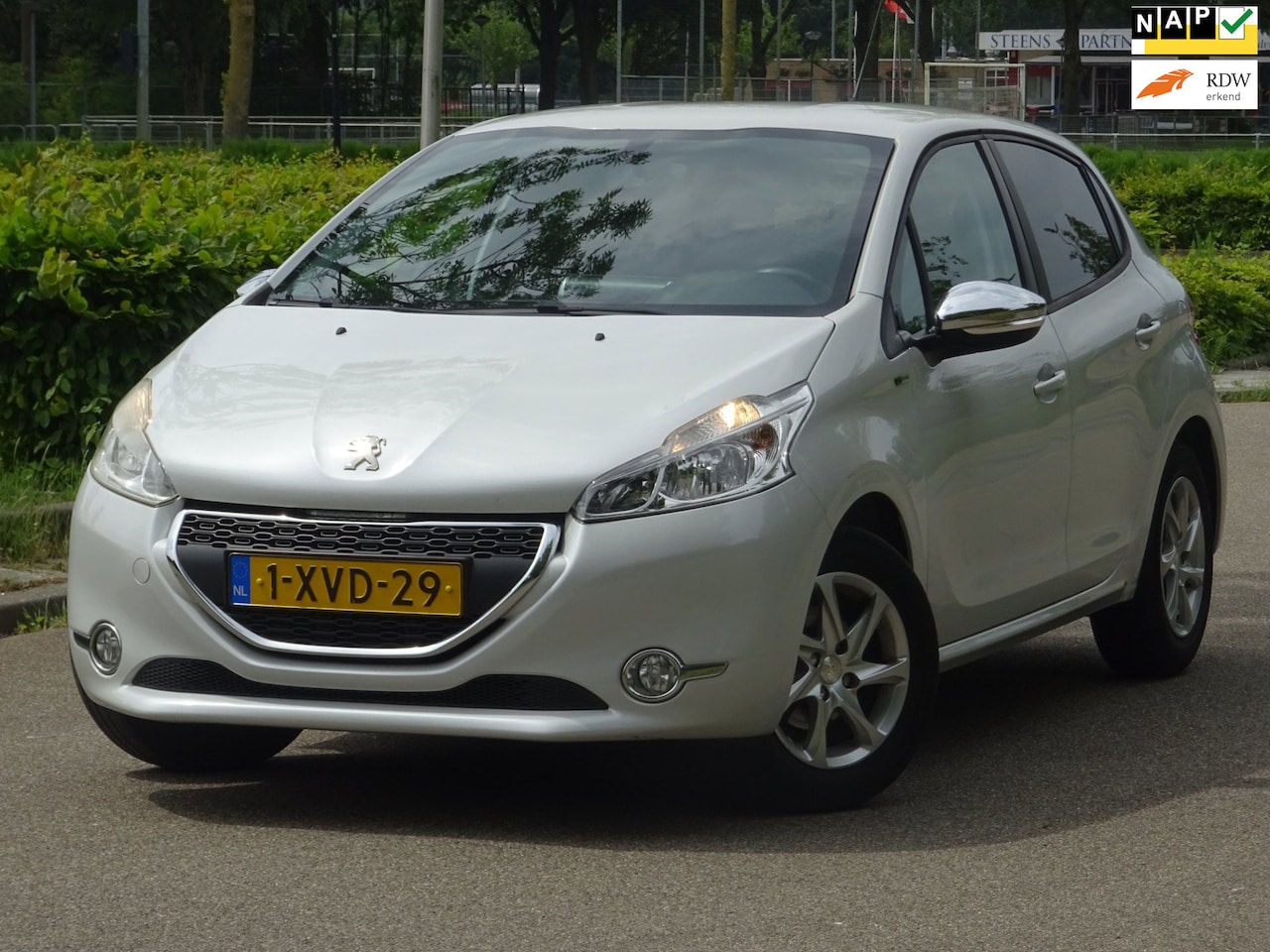 Peugeot 208 - 1.2 VTi Style 5DR NAP/CARPLAY/NAVI/AC/CRUISE/APK - AutoWereld.nl