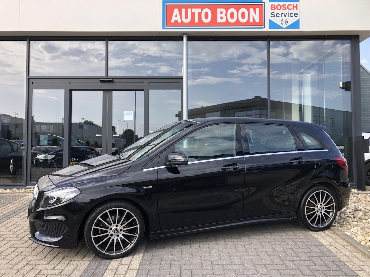 Mercedes-Benz B-klasse - 180 AMG EDITION AUTOMAAT APPCARPLAY/P-CAM/LED/ NAVI/2XPDC/18''AMG/SFEER/STOELVERWARMING/ME - AutoWereld.nl