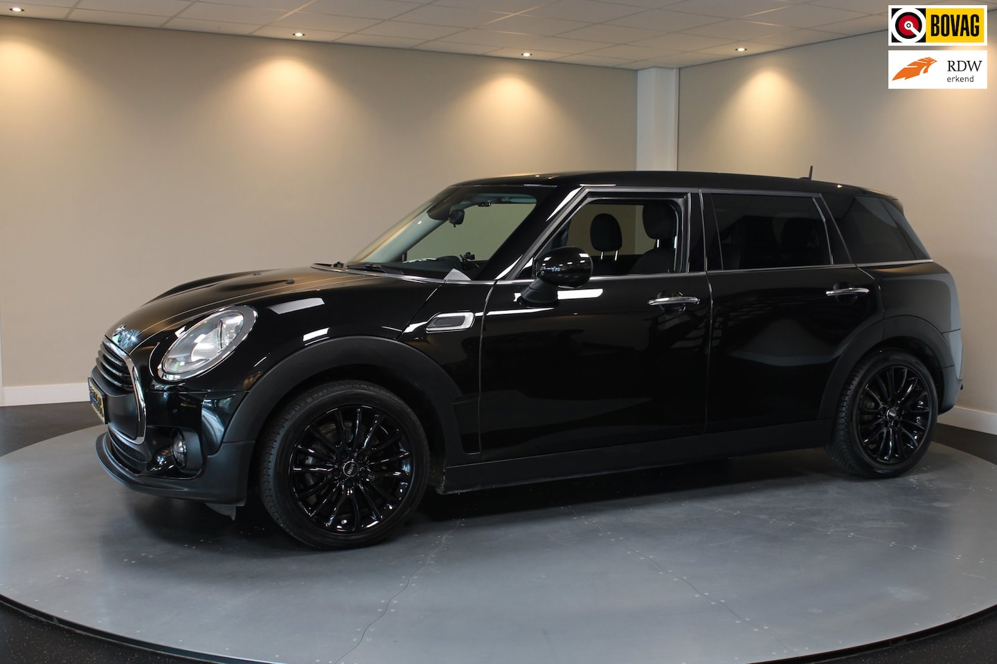 MINI Clubman - 1.5 One Chili Serious Business *All-seasons* Stoelverw.|Trekhaak Afnmbaar|Sfeerverlichting - AutoWereld.nl