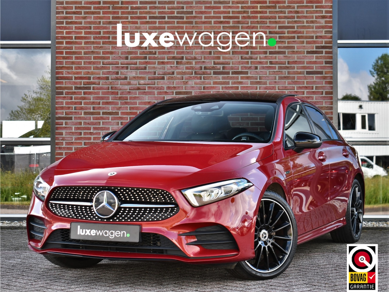 Mercedes-Benz A-klasse - 250 e AMG-Line Pano 19inch Night Patagonia-red! - AutoWereld.nl