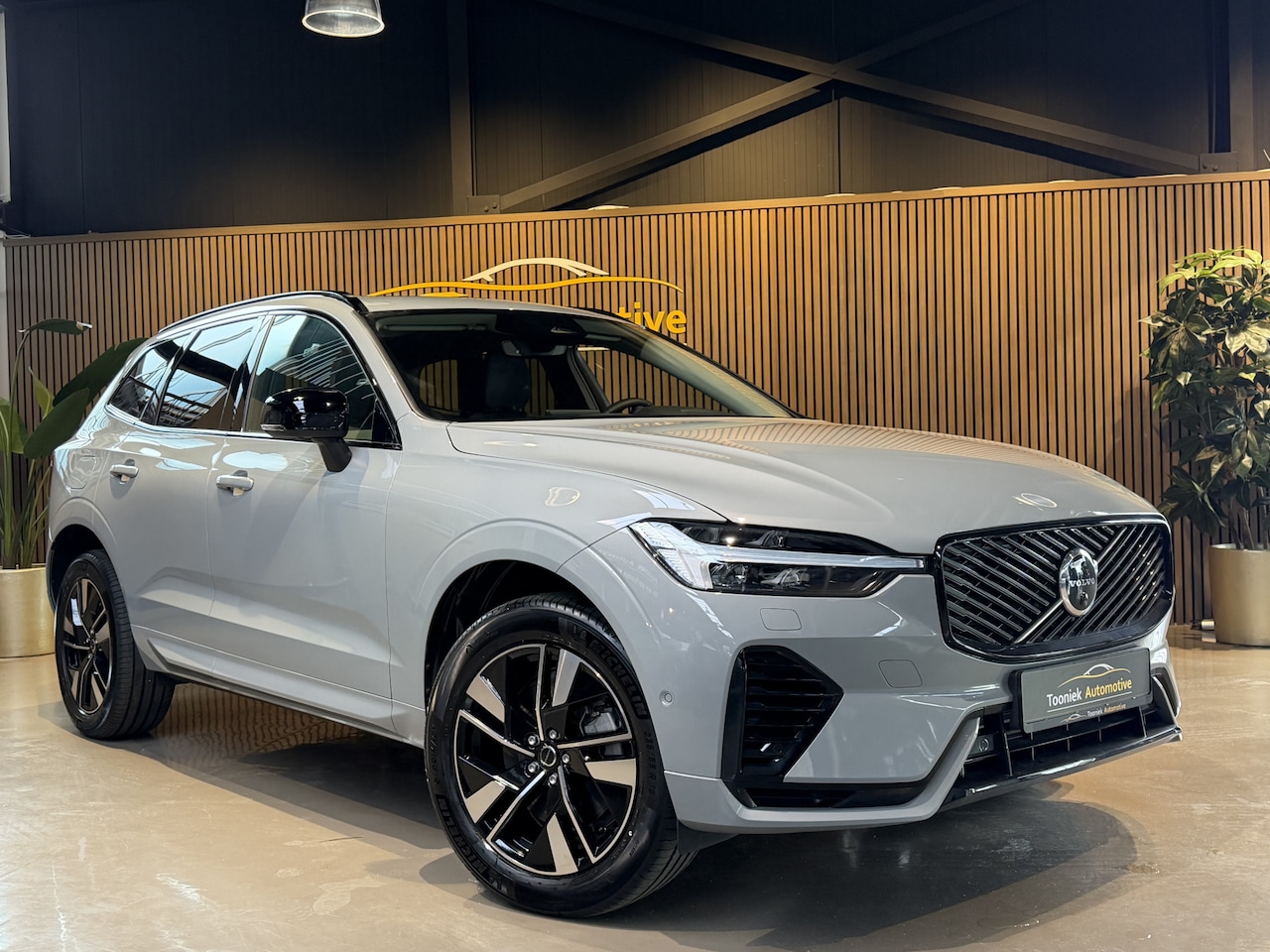 Volvo XC60 - 2.0 T8 | PLUG INN HYBRID| PANORAMA DAK | PLUS DARK EDITION | PLUS BLACK | HARMAN | 455pk | - AutoWereld.nl