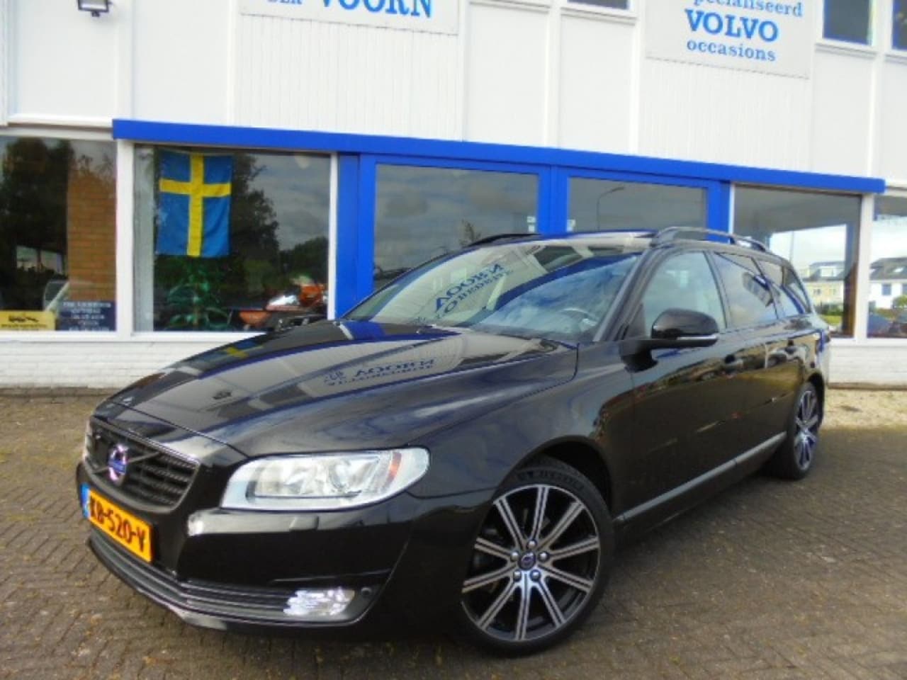 Volvo V70 - 2.0 T4 INSCRIPTION,18 INCH,LEDER,ADAP.CRUISE,SCHUIFD,TREKH,NW STAAT! - AutoWereld.nl