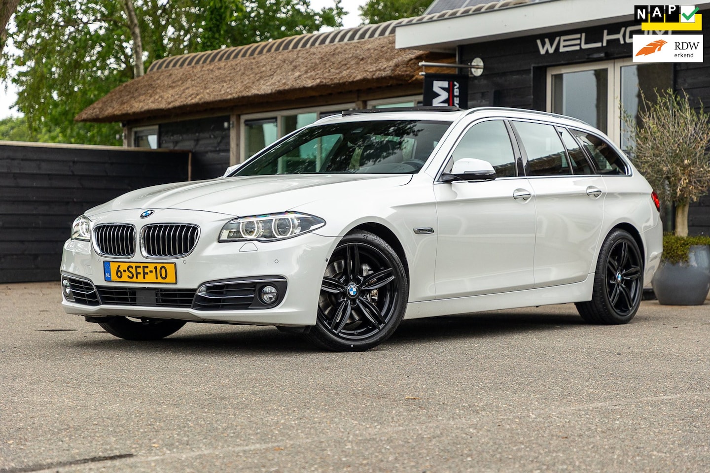 BMW 5-serie Touring - 528i High Executive Panoramadak I Soft Close I Adaptive Cruise I Hifi I Head Up I Mineralw - AutoWereld.nl