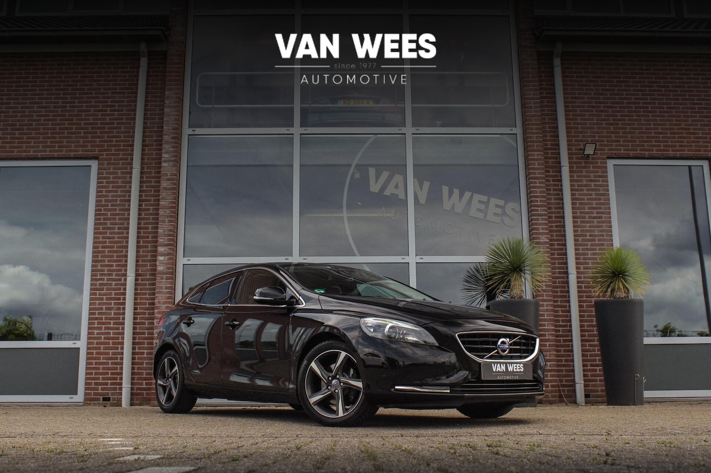 Volvo V40 - 1.6 T4 Summum R-design velgen | 180 pk | Automaat | 2e eigenaar | Leer | Camera | Xenon | - AutoWereld.nl