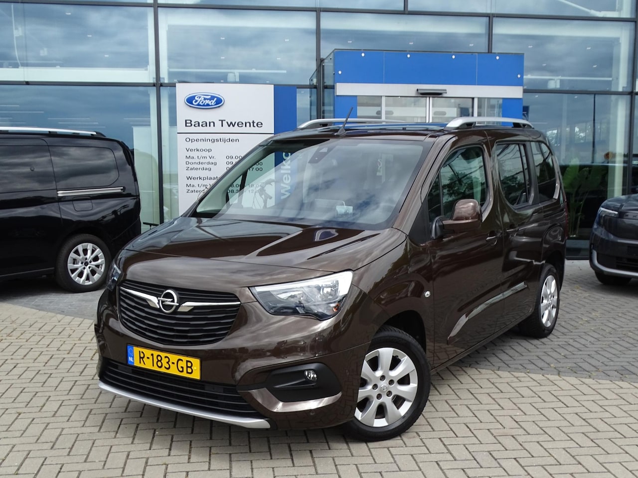 Opel Combo Tour - 1.2 Turbo 130pk L1H1 Edition Automaat | 5 persoons | Head-Up | Trekhaak | Blis | Cruise. | - AutoWereld.nl